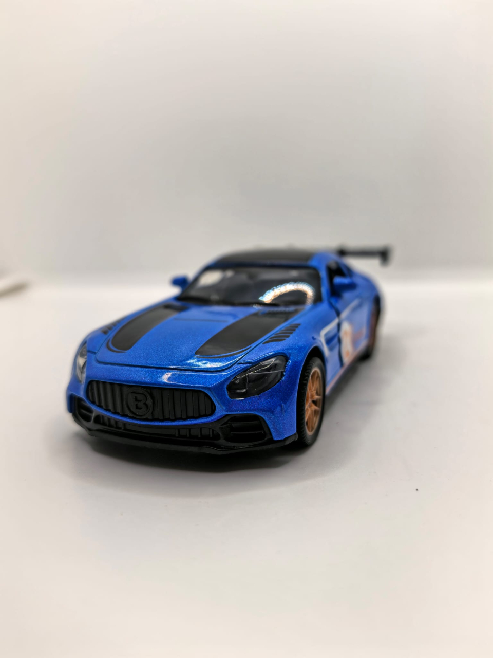 Machetă auto metalică sport de culoare roșie, cu ușa stângă deschisă, eleron și inscripția 21 Dream car. [2]