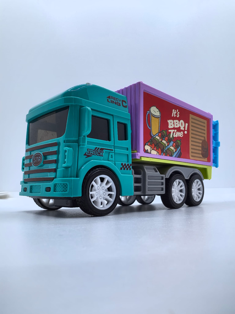 Mașinuță de jucărie tip food truck pentru înghețată, cu cabină roșie, dubă albastră și trapă spate deschisă. [5]