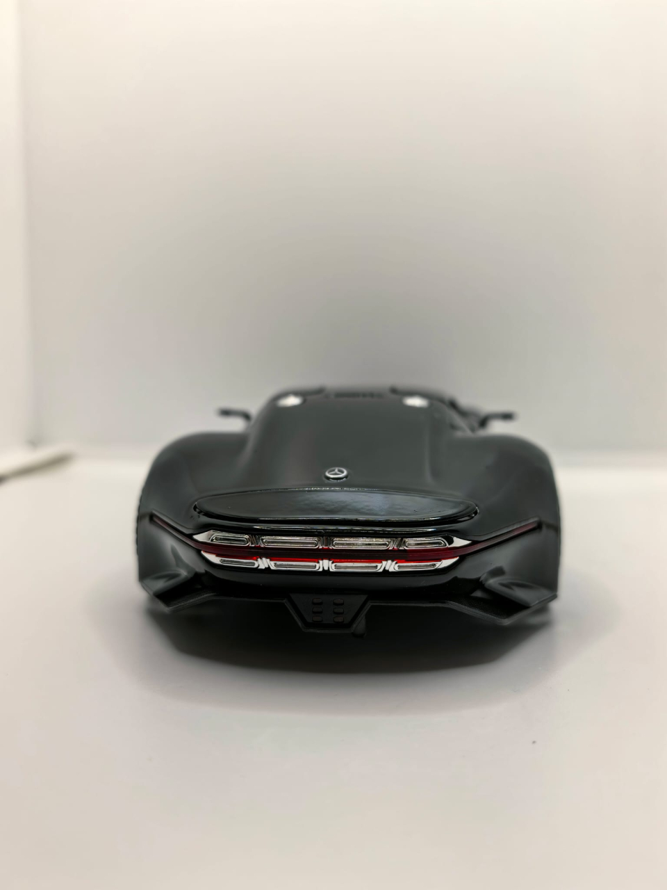 Machetă metalică de colecție Mercedes-Benz AMG Vision Gran Turismo de culoare neagră lucios, cu design aerodinamic. [4]