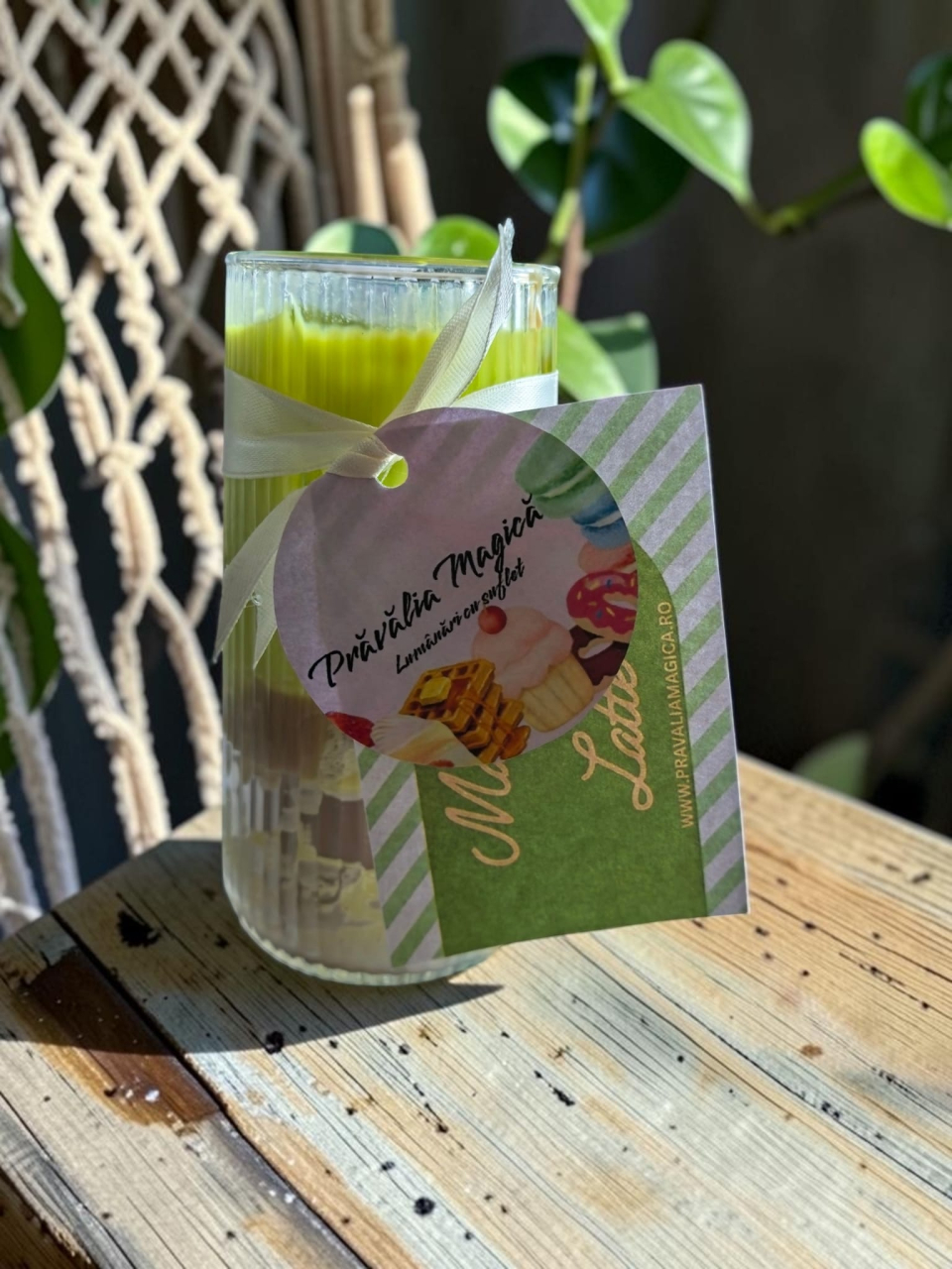 Lumânare artizanală în pahar de sticlă texturată, cu ceară verde tip Matcha Latte și cuburi de gheață din ceară gel transparentă, decorată cu o etichetă Prăvălia Magică. [3]