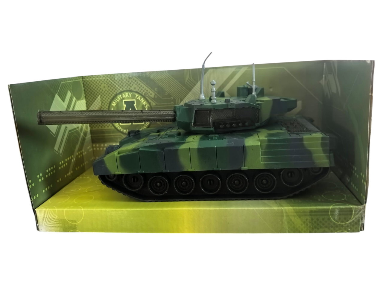 Tanc militar de jucărie cu model camuflaj deșert, țeavă lungă și antene, expus în cutia originală verde. [2]