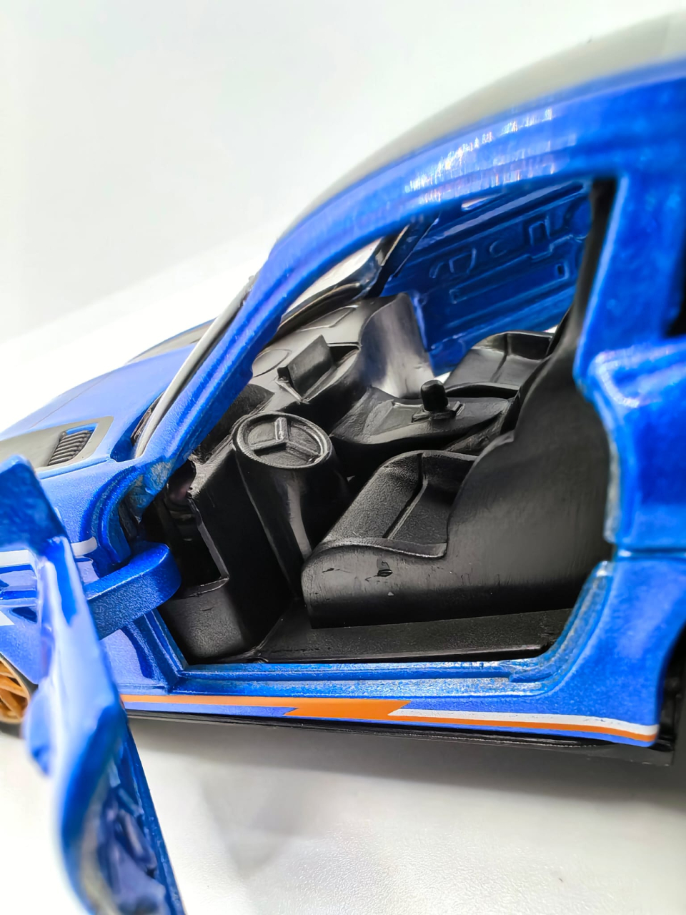 Machetă auto metalică sport de culoare roșie, cu ușa stângă deschisă, eleron și inscripția 21 Dream car. [6]