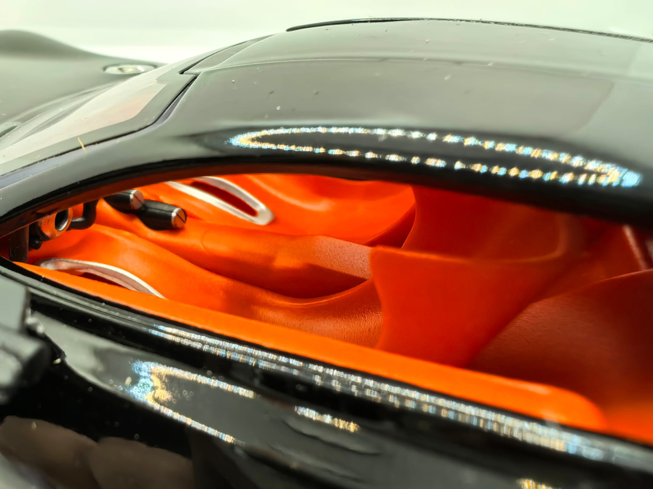 Machetă metalică de colecție Mercedes-Benz AMG Vision Gran Turismo de culoare neagră lucios, cu design aerodinamic. [5]