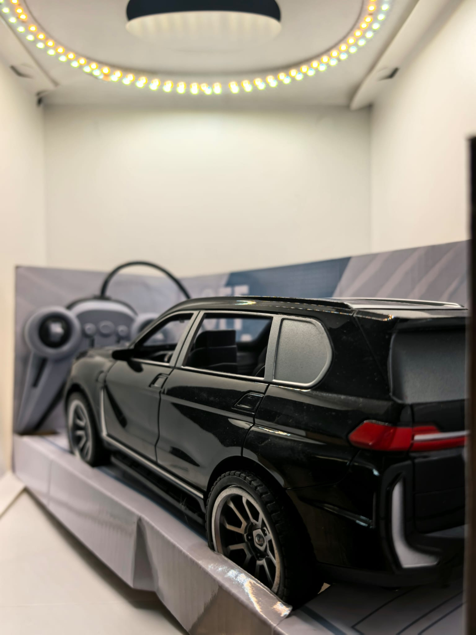 Mașină SUV X7 roșie cu telecomandă, dotată cu baterii reîncărcabile, prezentată în cutia originală cu tematică off-road. [2]