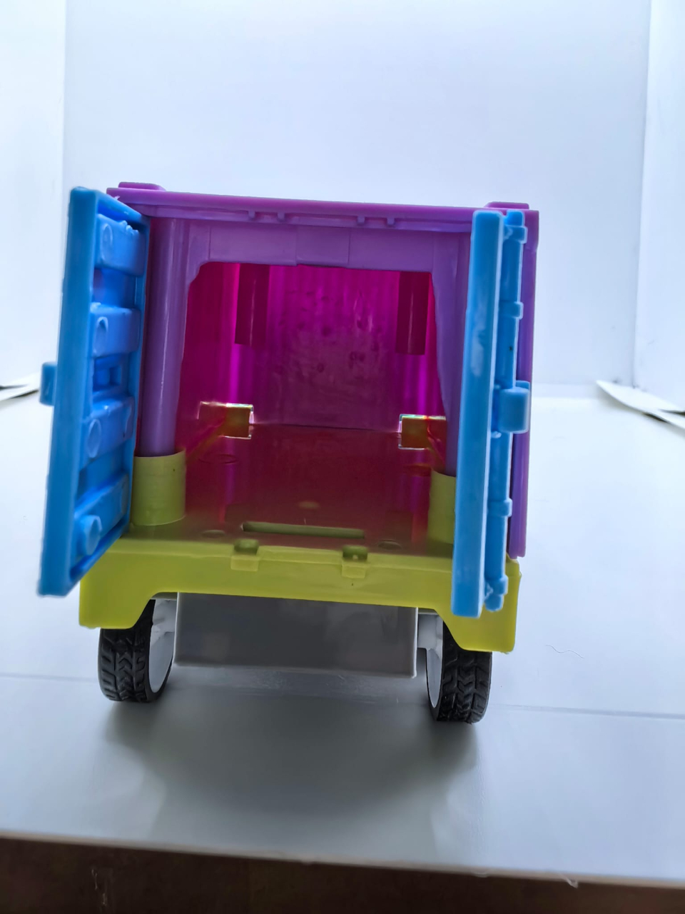 Mașinuță de jucărie tip food truck pentru înghețată, cu cabină roșie, dubă albastră și trapă spate deschisă. [2]