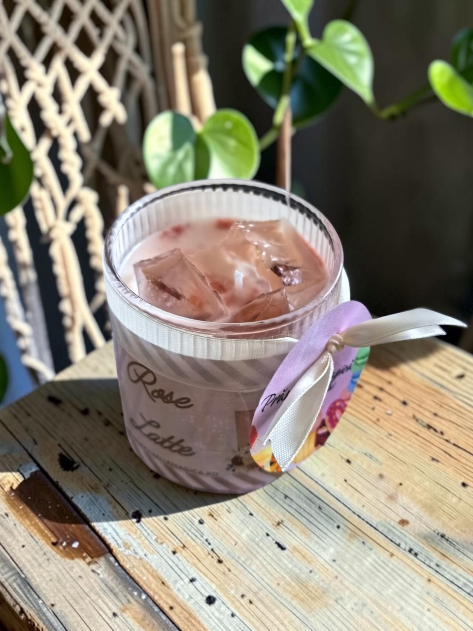 Lumânare artizanală în pahar, design Rose Latte de culoare roz pastel, decorată la suprafață cu cuburi de gheață din ceară de soia și etichetă Prăvălia Magică. [3]