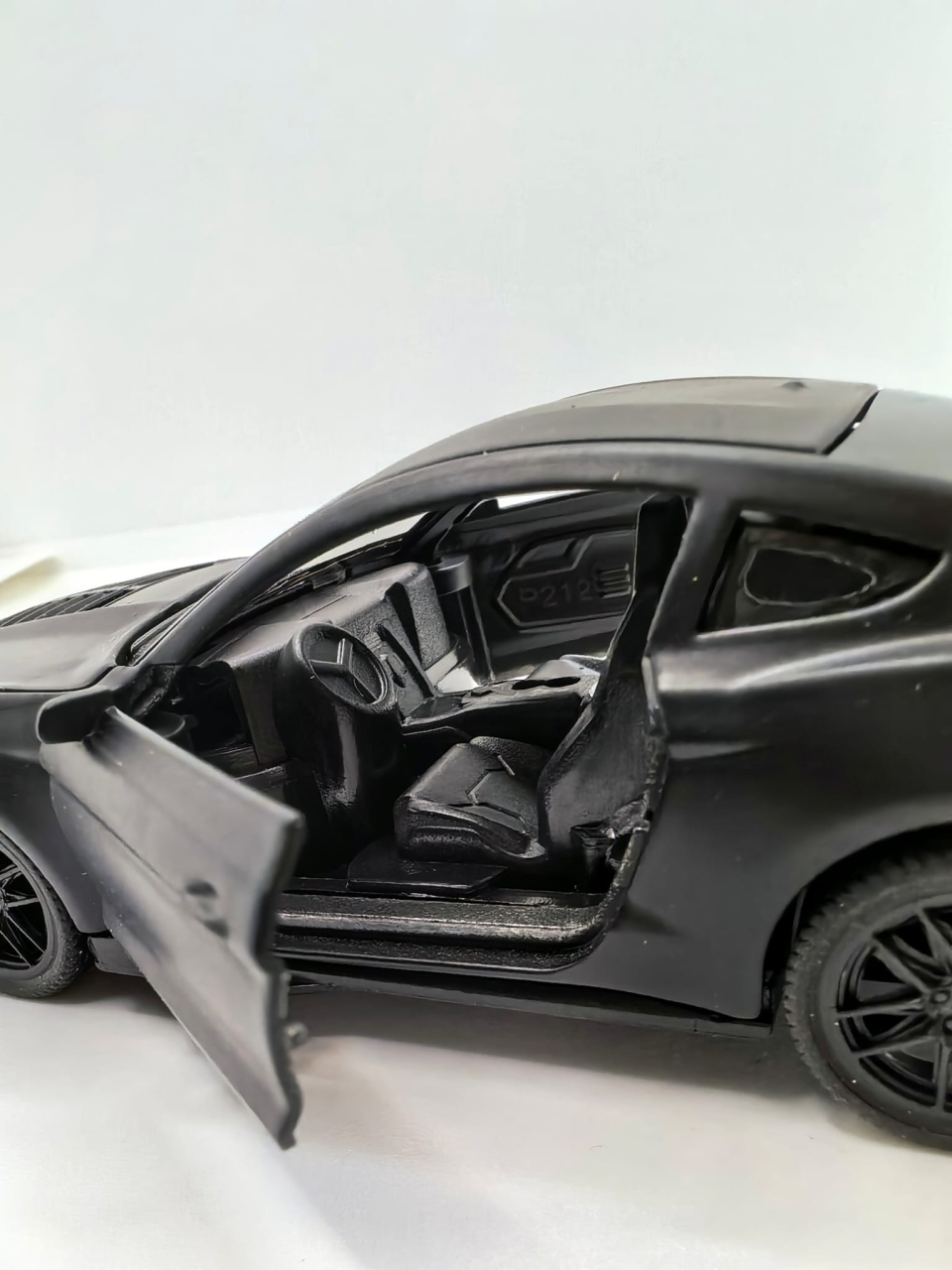 Machetă auto metalică Maisto Ford Mustang Shelby GT500 2020 de culoare portocalie, cu ușa stângă deschisă. [6]