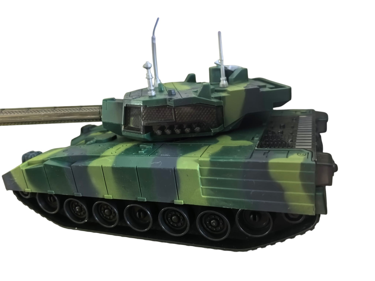Tanc militar de jucărie cu model camuflaj deșert, țeavă lungă și antene, expus în cutia originală verde. [3]