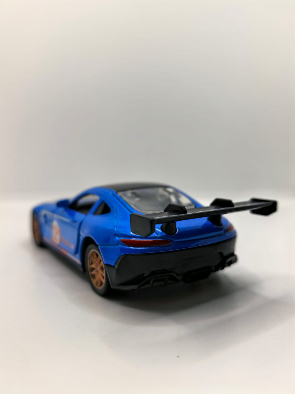 Machetă auto metalică sport de culoare roșie, cu ușa stângă deschisă, eleron și inscripția 21 Dream car. [3]
