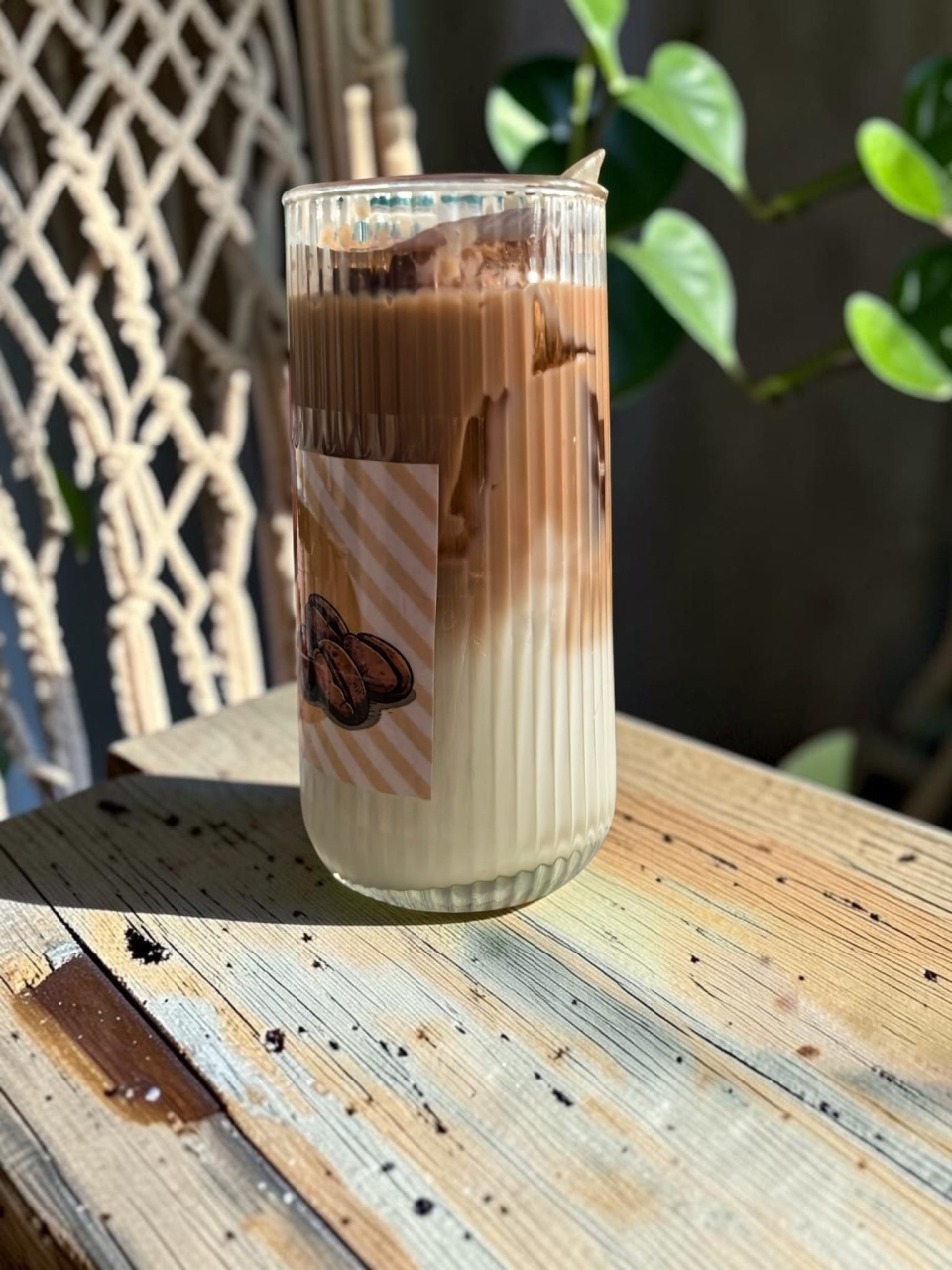 Lumânare artizanală în pahar de sticlă striată, cu design realist de Ice Coffee, straturi de lapte și cafea, decorată cu cuburi de gheață din ceară gel. [2]