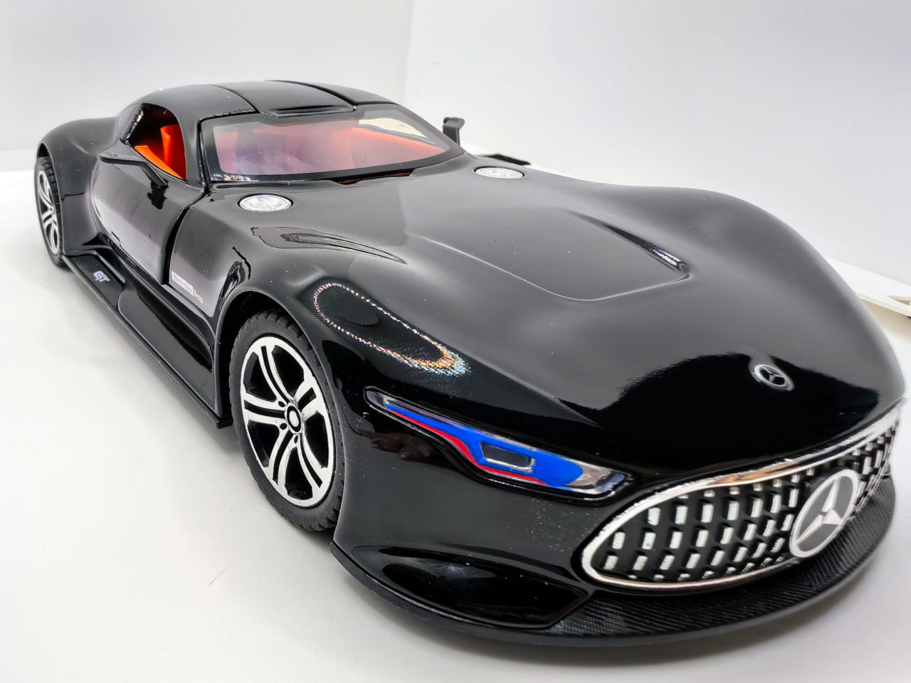 Machetă metalică de colecție Mercedes-Benz AMG Vision Gran Turismo de culoare neagră lucios, cu design aerodinamic. [2]
