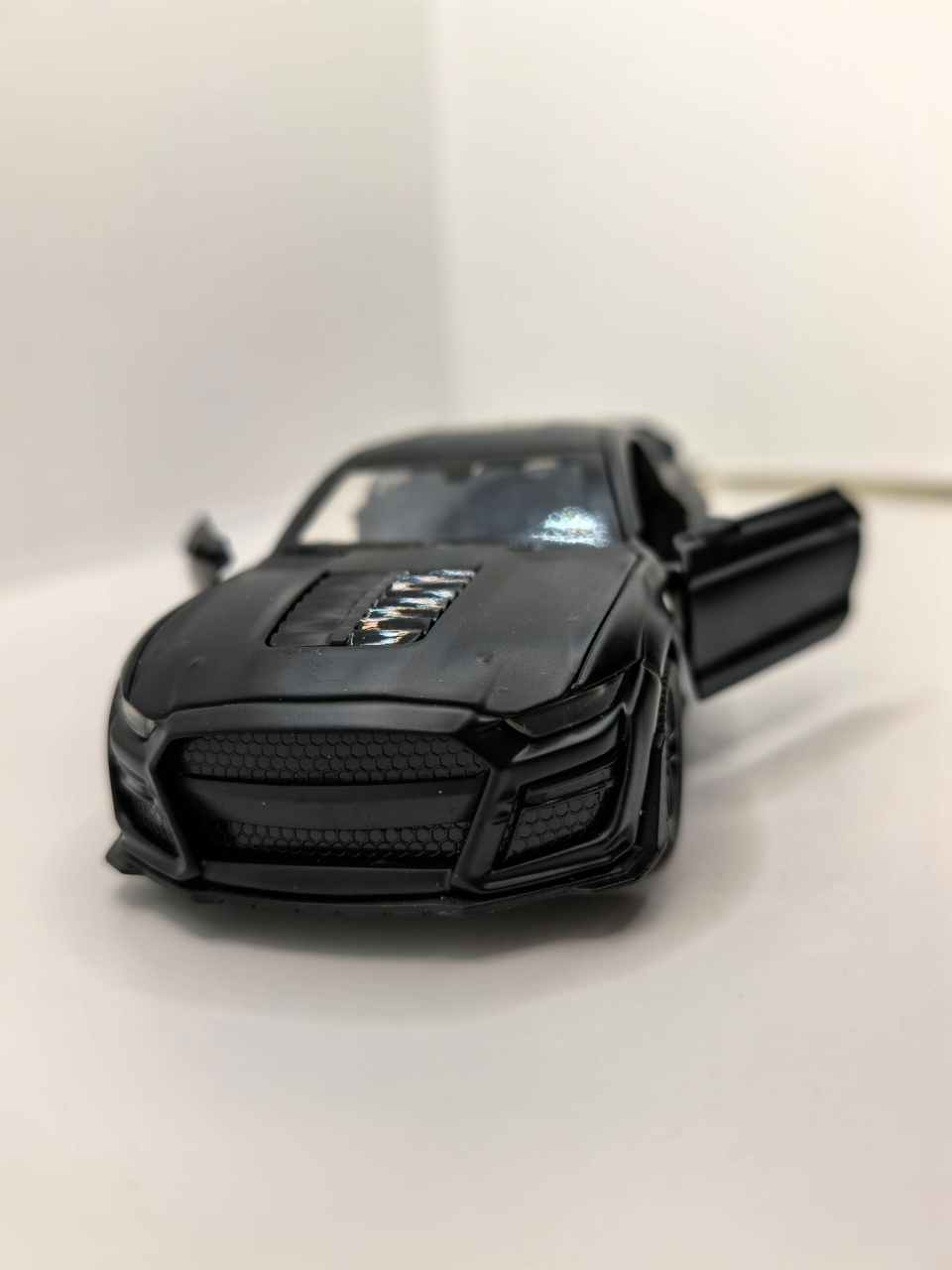 Machetă auto metalică Maisto Ford Mustang Shelby GT500 2020 de culoare portocalie, cu ușa stângă deschisă. [2]