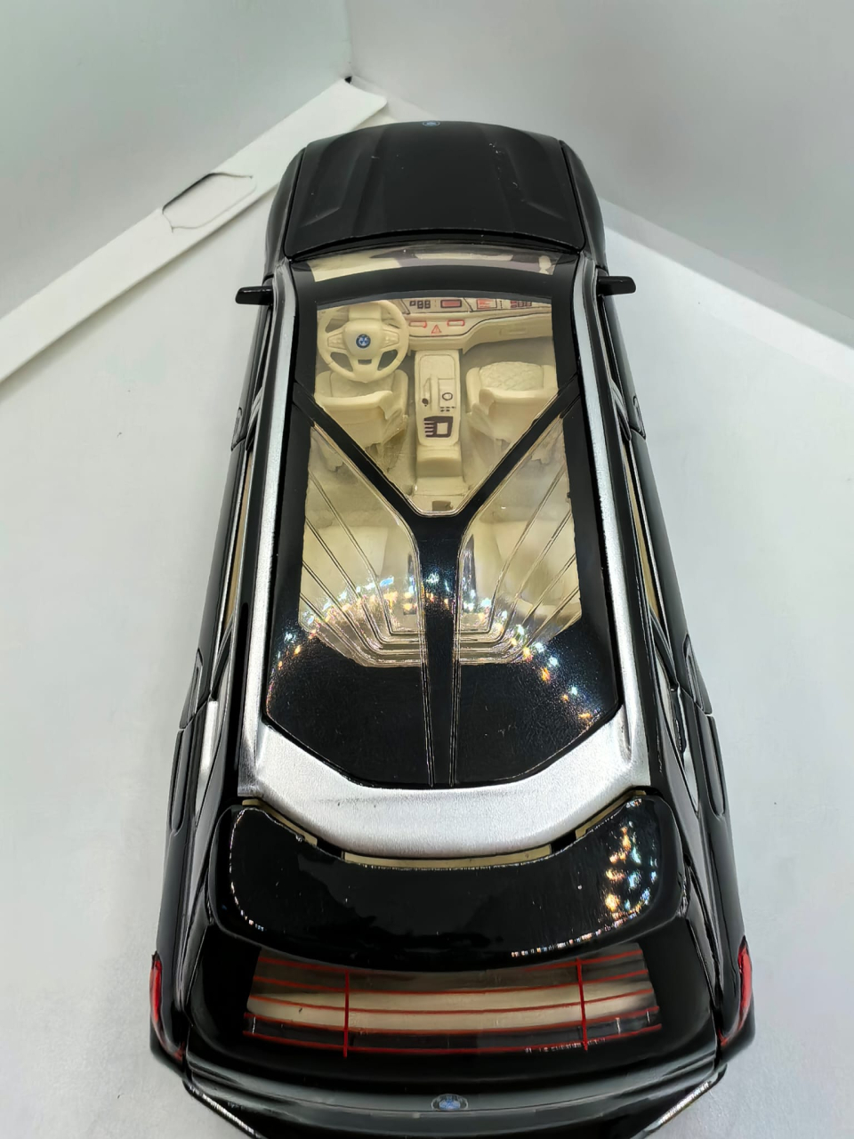Machetă auto metalică SUV X7 de culoare albastră la scara 1:24, cu grilă cromată impunătoare și plafon panoramic. [4]