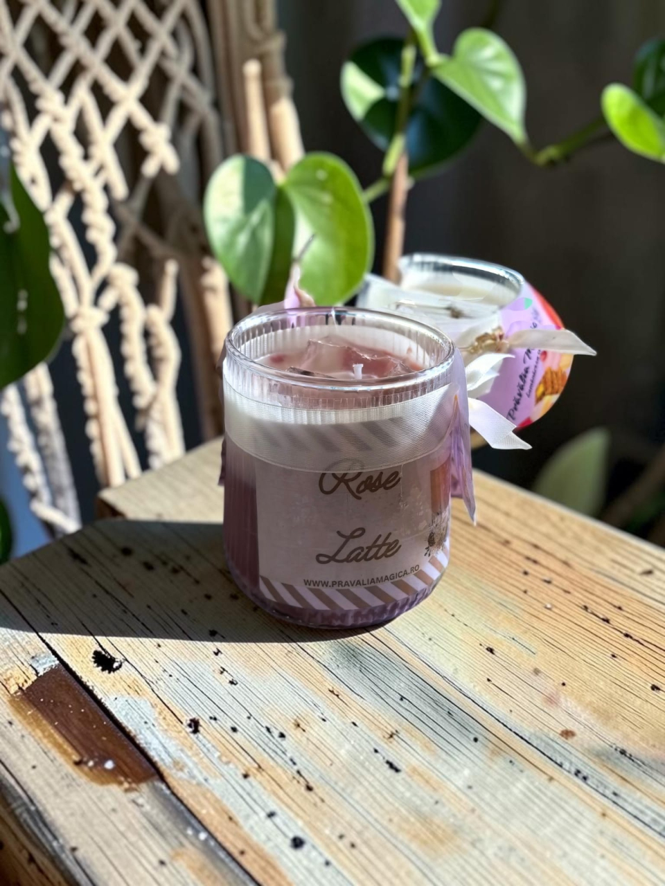 Lumânare artizanală în pahar, design Rose Latte de culoare roz pastel, decorată la suprafață cu cuburi de gheață din ceară de soia și etichetă Prăvălia Magică. [5]