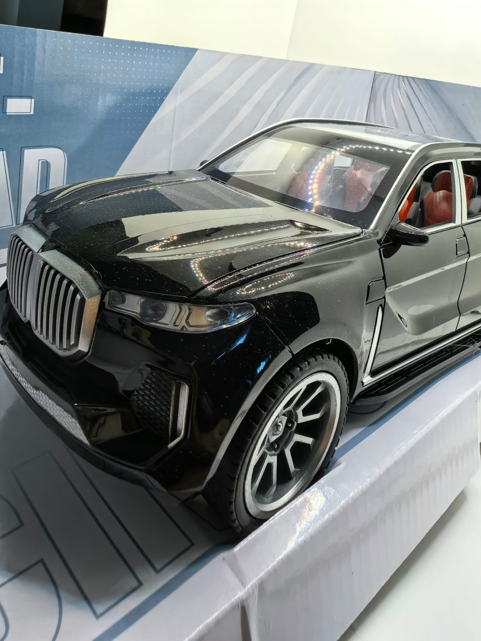 Mașină SUV X7 roșie cu telecomandă, dotată cu baterii reîncărcabile, prezentată în cutia originală cu tematică off-road. [5]