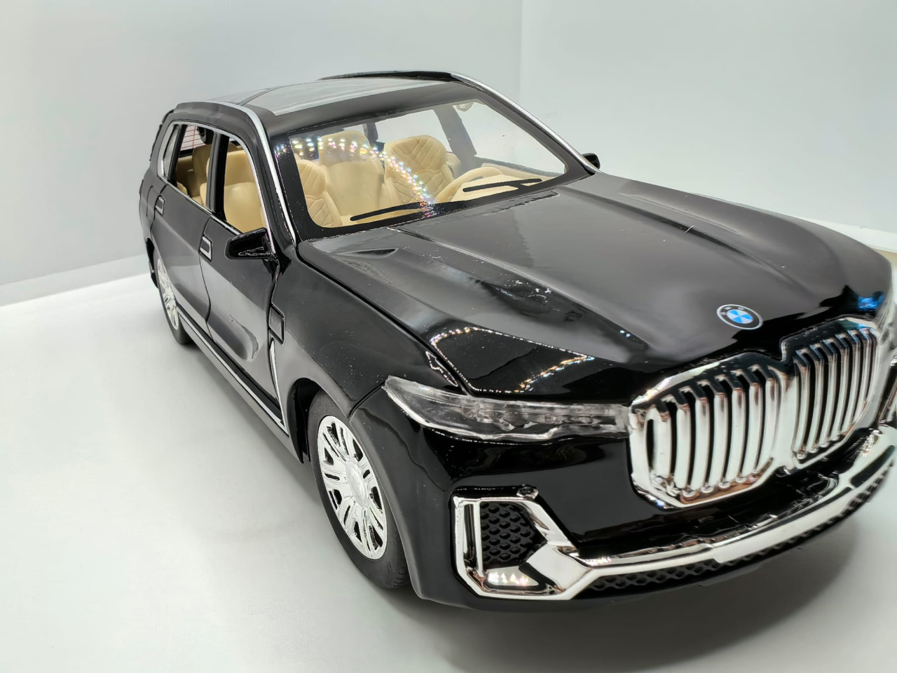Machetă auto metalică SUV X7 de culoare albastră la scara 1:24, cu grilă cromată impunătoare și plafon panoramic. [7]
