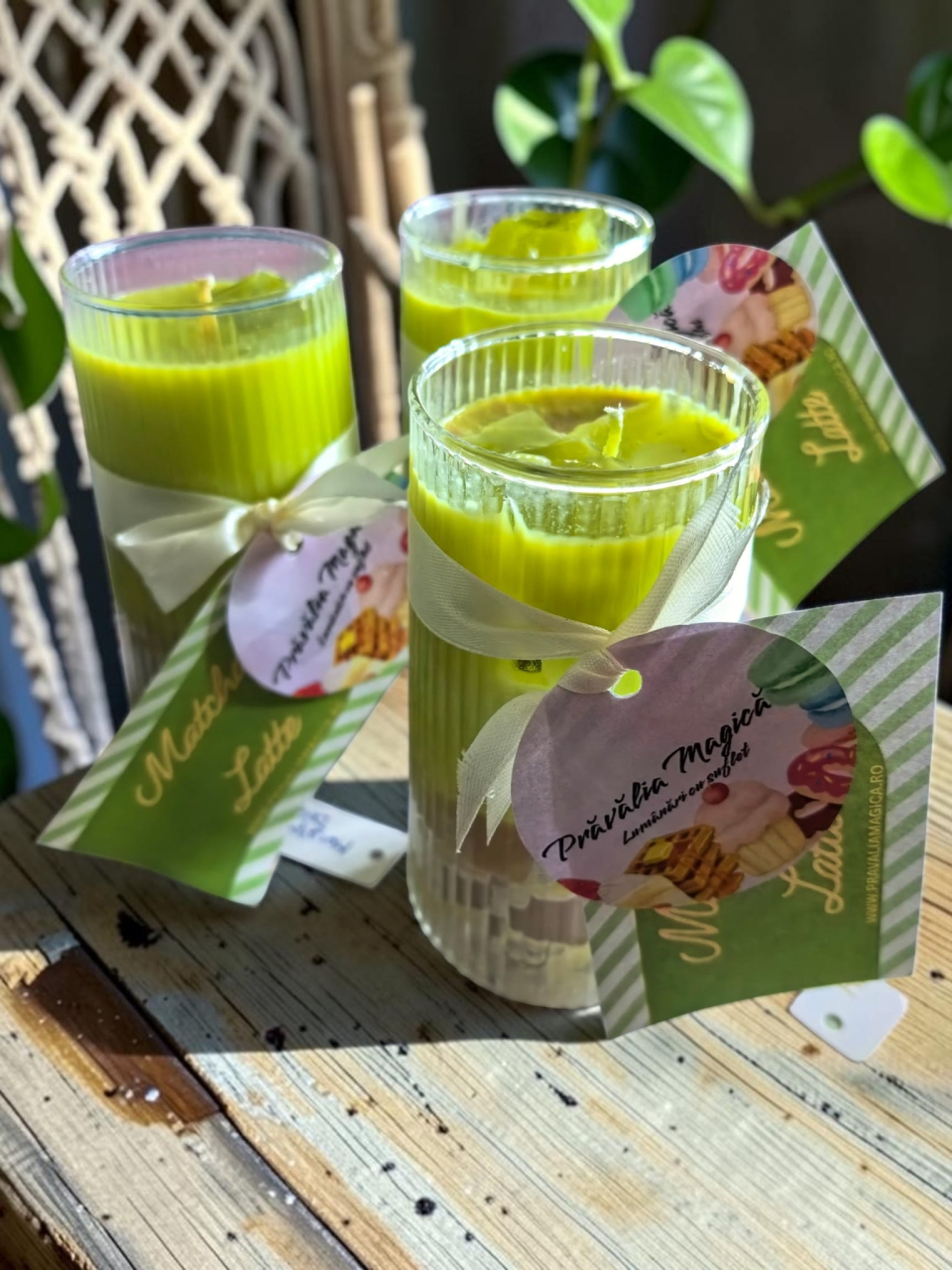 Lumânare artizanală în pahar de sticlă texturată, cu ceară verde tip Matcha Latte și cuburi de gheață din ceară gel transparentă, decorată cu o etichetă Prăvălia Magică. [4]