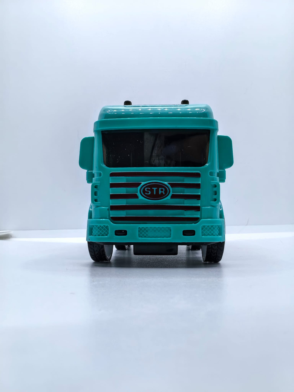 Mașinuță de jucărie tip food truck pentru înghețată, cu cabină roșie, dubă albastră și trapă spate deschisă. [4]