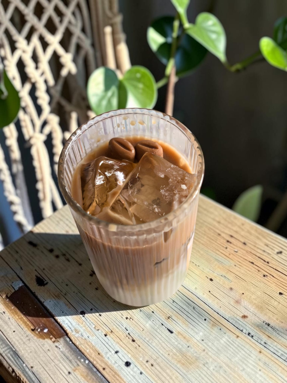 Lumânare artizanală în pahar de sticlă striată, cu design realist de Ice Coffee, straturi de lapte și cafea, decorată cu cuburi de gheață din ceară gel. [3]