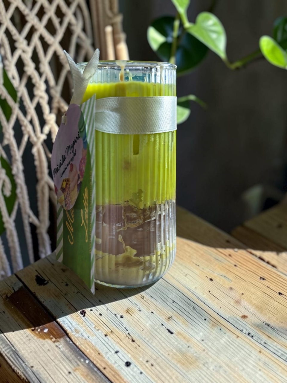 Lumânare artizanală în pahar de sticlă texturată, cu ceară verde tip Matcha Latte și cuburi de gheață din ceară gel transparentă, decorată cu o etichetă Prăvălia Magică. [2]