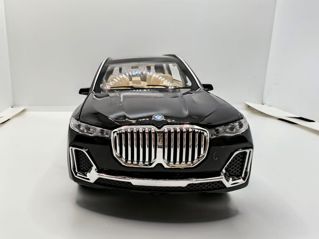Machetă auto metalică SUV X7 de culoare albastră la scara 1:24, cu grilă cromată impunătoare și plafon panoramic. [6]