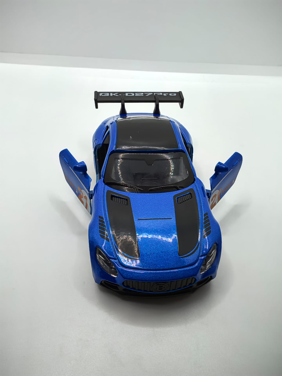 Machetă auto metalică sport de culoare roșie, cu ușa stângă deschisă, eleron și inscripția 21 Dream car. [5]