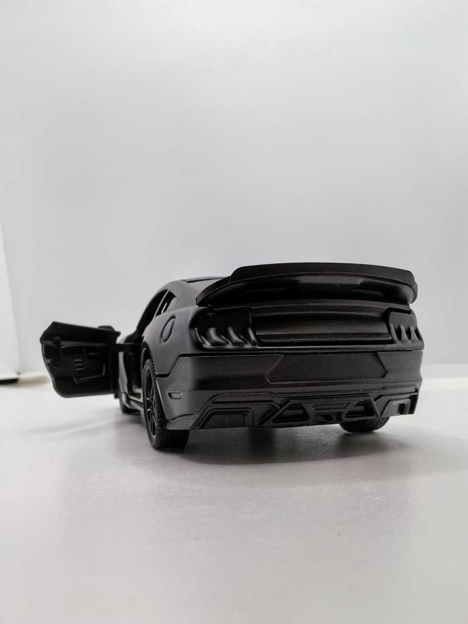 Machetă auto metalică Maisto Ford Mustang Shelby GT500 2020 de culoare portocalie, cu ușa stângă deschisă. [3]