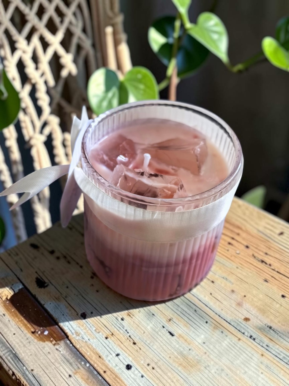 Lumânare artizanală în pahar, design Rose Latte de culoare roz pastel, decorată la suprafață cu cuburi de gheață din ceară de soia și etichetă Prăvălia Magică. [4]