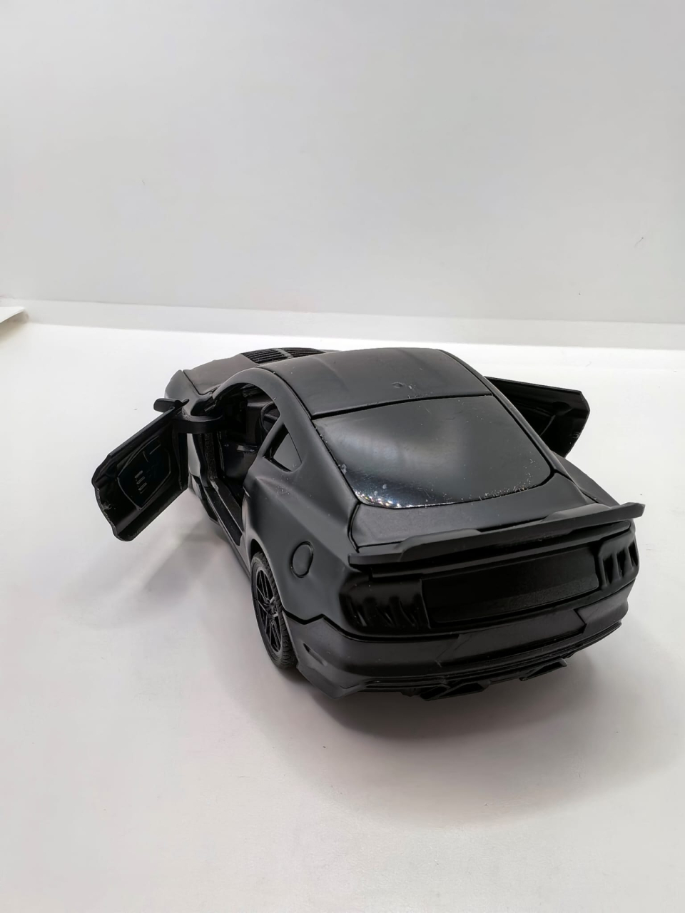 Machetă auto metalică Maisto Ford Mustang Shelby GT500 2020 de culoare portocalie, cu ușa stângă deschisă. [5]