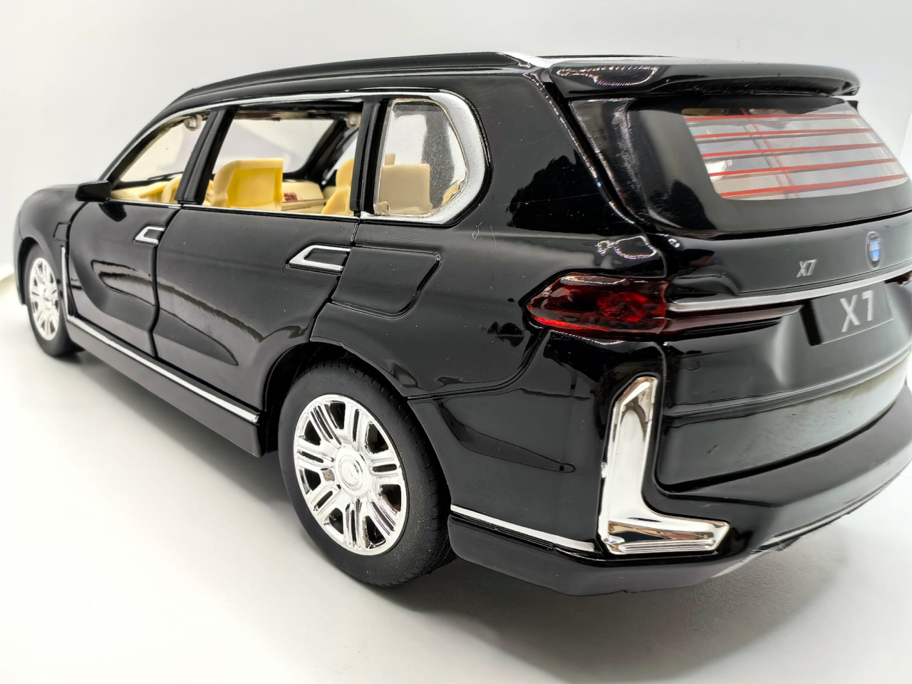 Machetă auto metalică SUV X7 de culoare albastră la scara 1:24, cu grilă cromată impunătoare și plafon panoramic. [3]