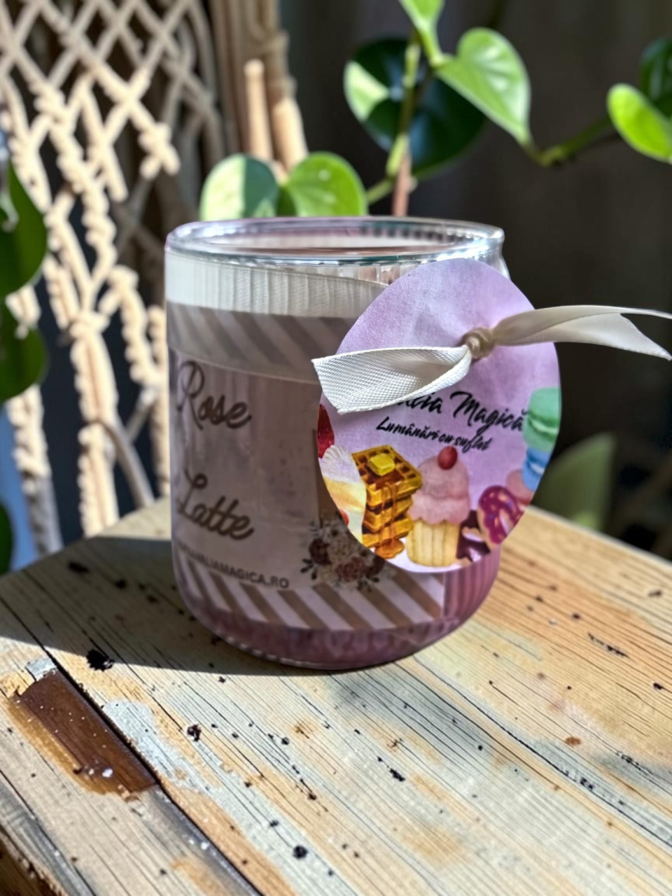 Lumânare artizanală în pahar, design Rose Latte de culoare roz pastel, decorată la suprafață cu cuburi de gheață din ceară de soia și etichetă Prăvălia Magică. [2]