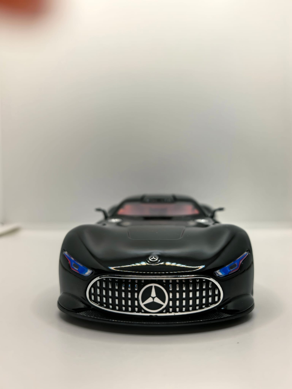 Machetă metalică de colecție Mercedes-Benz AMG Vision Gran Turismo de culoare neagră lucios, cu design aerodinamic. [3]