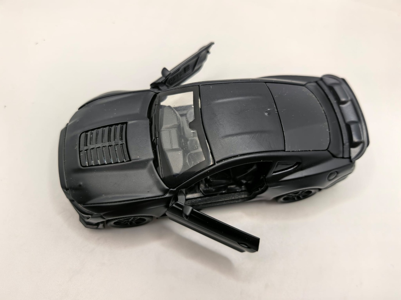 Machetă auto metalică Maisto Ford Mustang Shelby GT500 2020 de culoare portocalie, cu ușa stângă deschisă. [4]