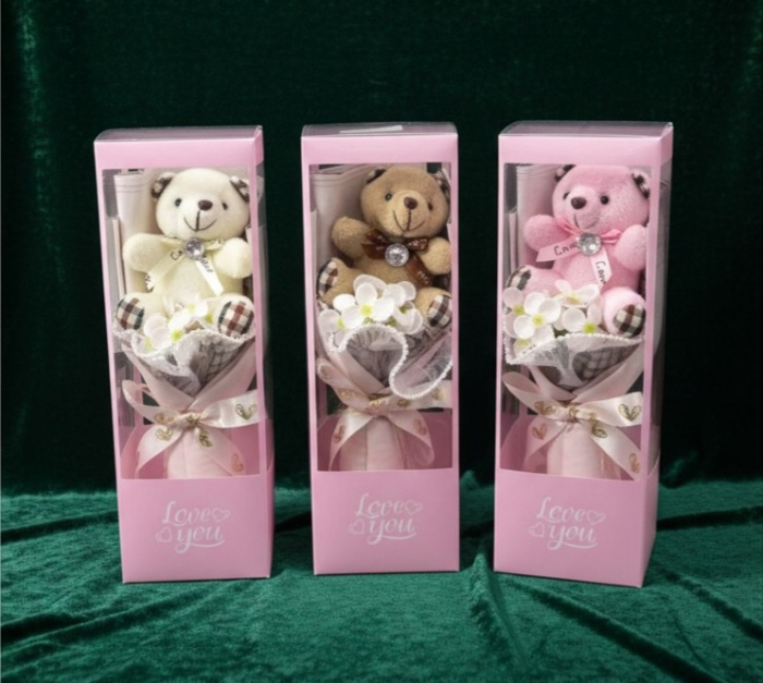 Aranjament cadou cu ursulet de plus si flori de sapun in cutie inalta roz. [3]