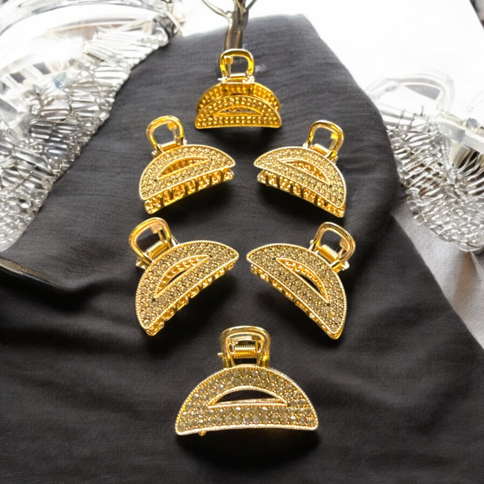 Clește de păr semicerc din metal auriu cu cristale aurii fine și decupaj decorativ. [2]