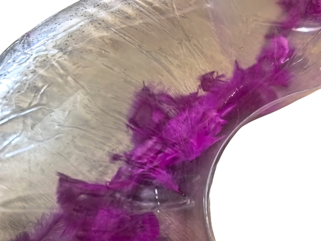 Colac gonflabil transparent în formă de inimă, umplut la interior cu fulgi de culoare roz intens, diametru 90 cm. [3]