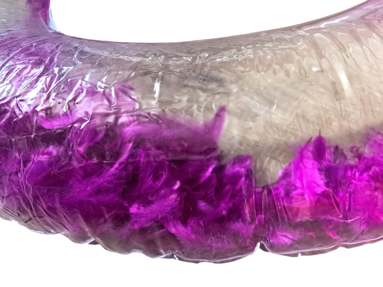 Colac gonflabil transparent în formă de inimă, umplut la interior cu fulgi de culoare roz intens, diametru 90 cm. [2]