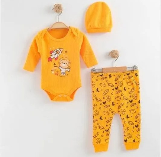 Compleu galben pentru bebelusi 3-9 luni cu imprimeu astronaut si tematica spatiala. [2]