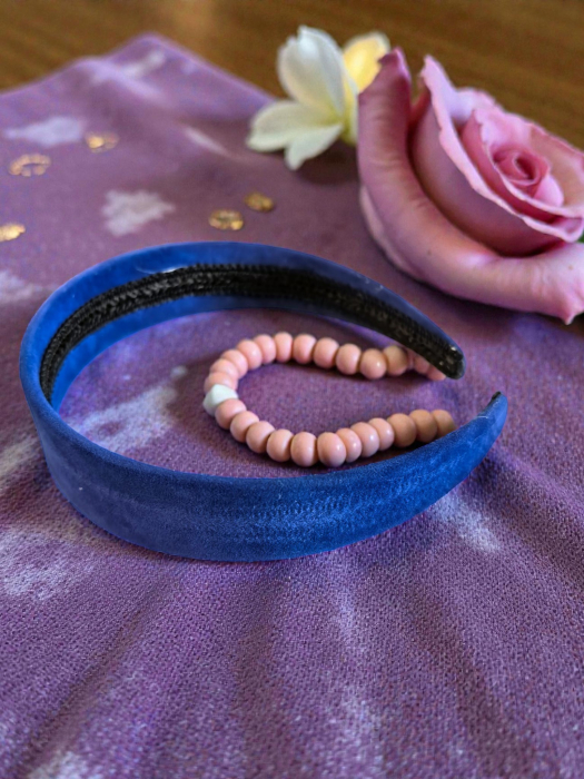 Bentiță de păr elegantă din catifea moale, mărime mijlocie, disponibilă în culori vibrante. [1]