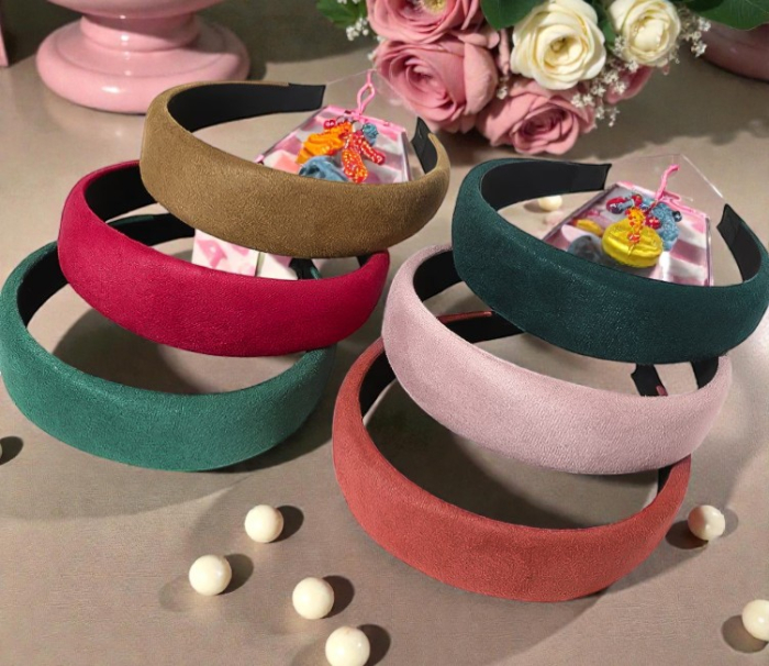 Bentiță de păr elegantă din catifea moale, mărime mijlocie, disponibilă în culori vibrante. [3]