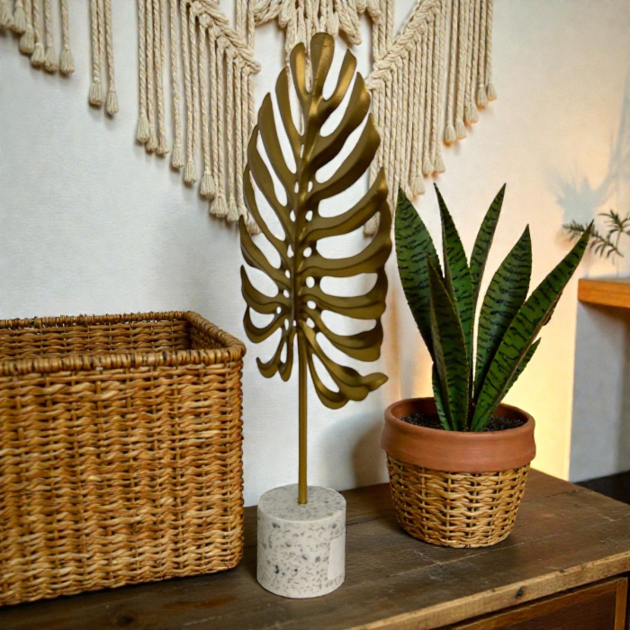 Decorațiune metalică frunză aurie stilizată pe suport solid de piatră, înălțime 25 cm. [2]