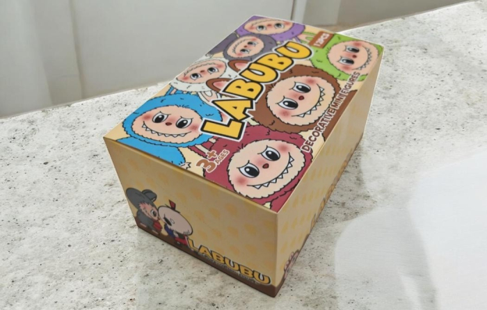 Figurina decorativa Labubu pentru marginea ecranului de telefon sau monitor. [3]