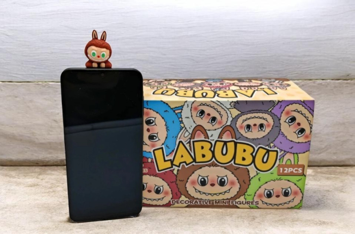 Figurina decorativa Labubu pentru marginea ecranului de telefon sau monitor. [2]