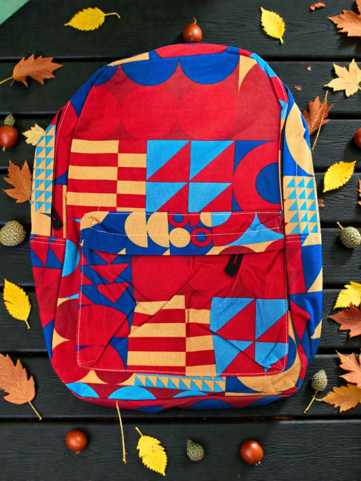 Rucsac sport modern rosu cu forme geometrice și bretele reglabile. [2]