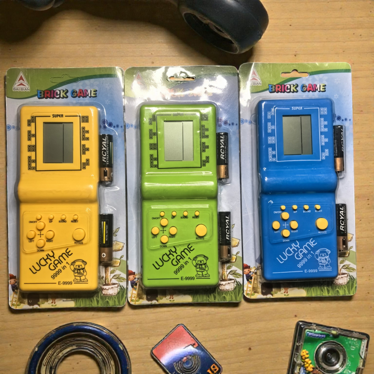 Consolă portabilă Brick Game 9999 în 1, ecran LCD, butoane de control roșii, ambalaj blister. [2]