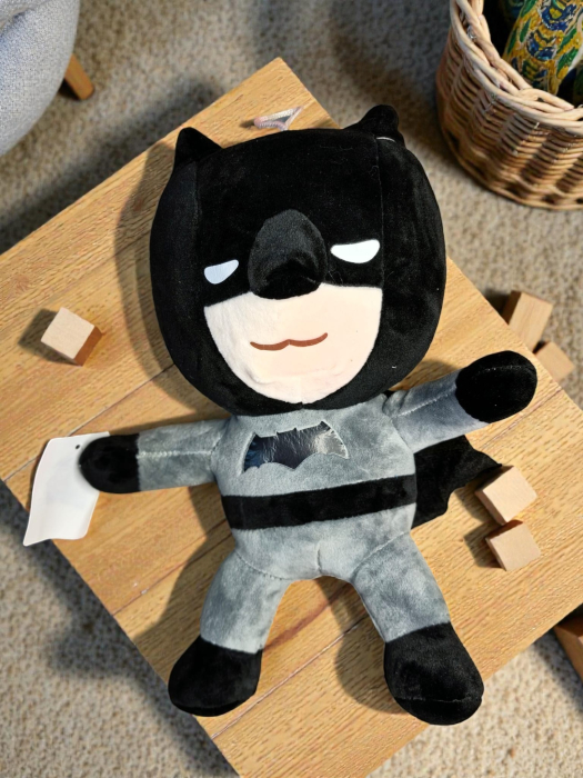 Jucărie din pluș Batman de 30 cm, personaj supererou negru și gri cu pelerină. [2]