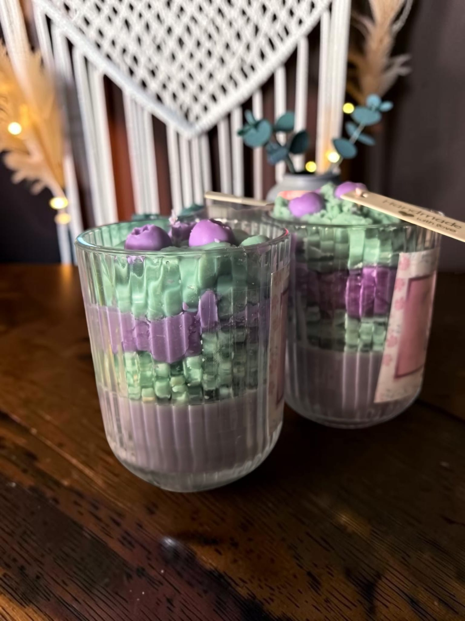 Lumânare artizanală Floral Madness din ceară de soia în nuanțe de mov și turcoaz pastelat, turnată în pahar de sticlă, decorată la suprafață cu flori tridimensionale. [3]