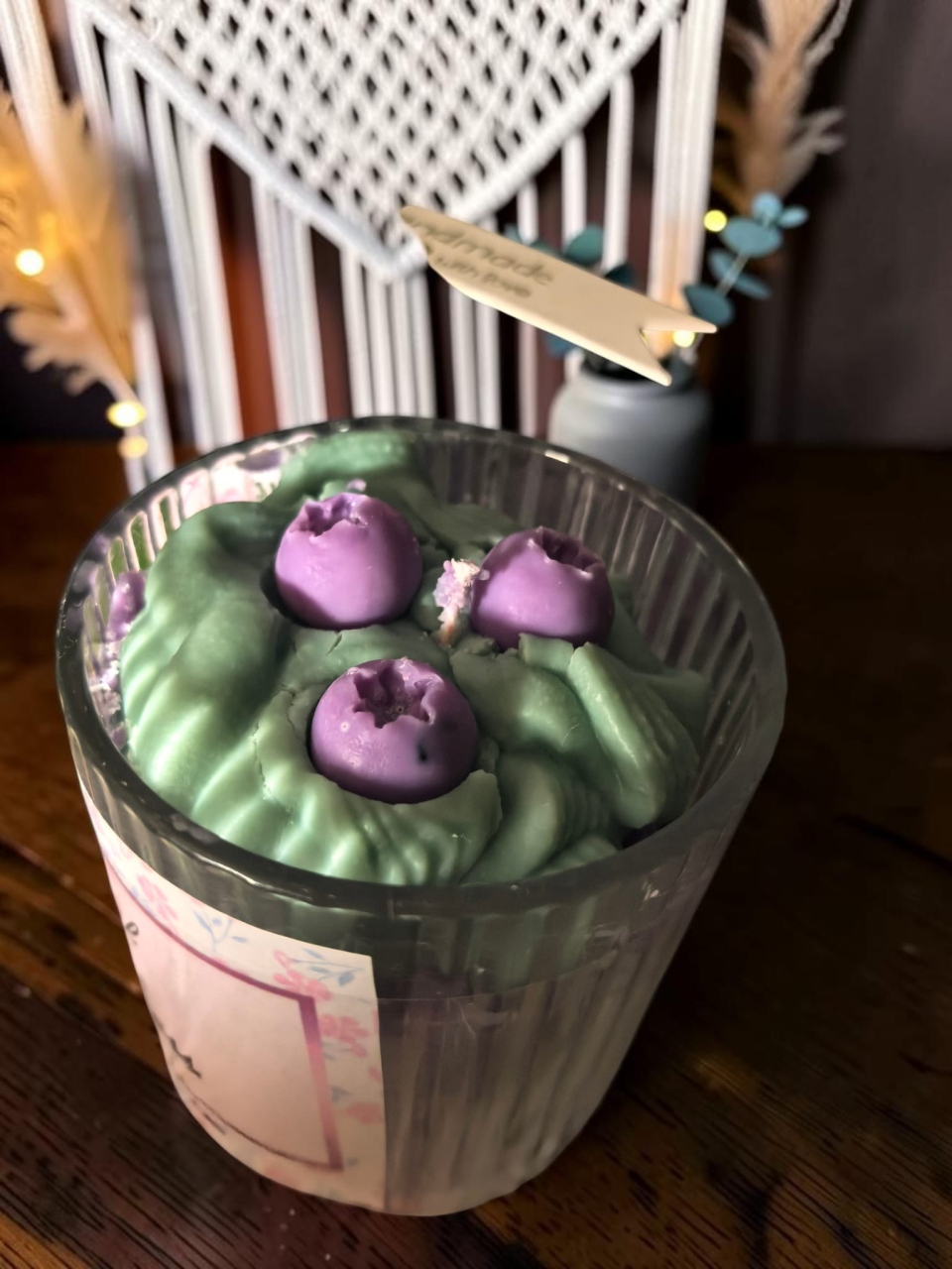 Lumânare artizanală Floral Madness din ceară de soia în nuanțe de mov și turcoaz pastelat, turnată în pahar de sticlă, decorată la suprafață cu flori tridimensionale. [2]