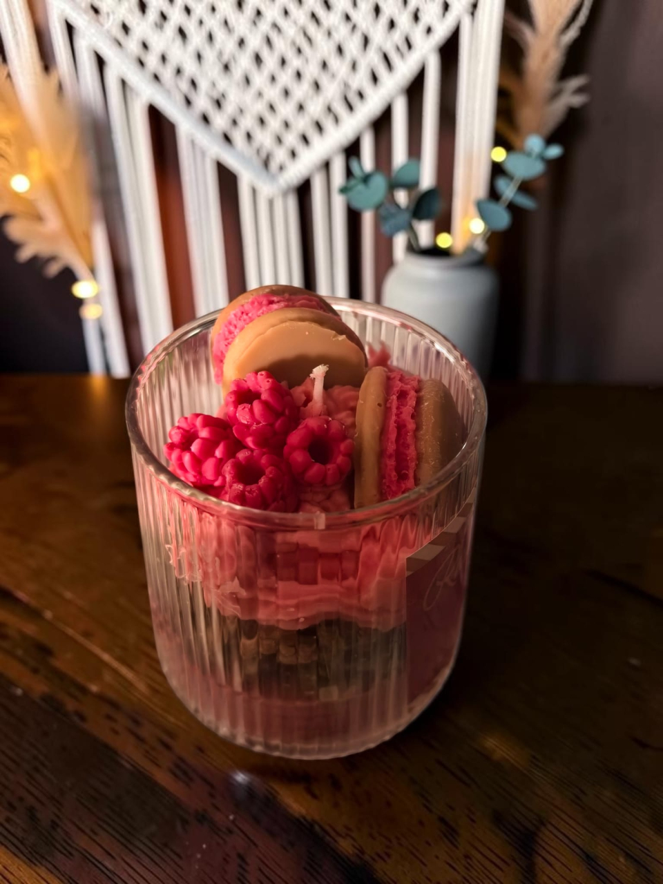 Lumânare artizanală stratificată în pahar de sticlă, design Raspberry Trifle cu ceară roșie și maro, decorată la suprafață cu zmeură și macarons din ceară. [4]