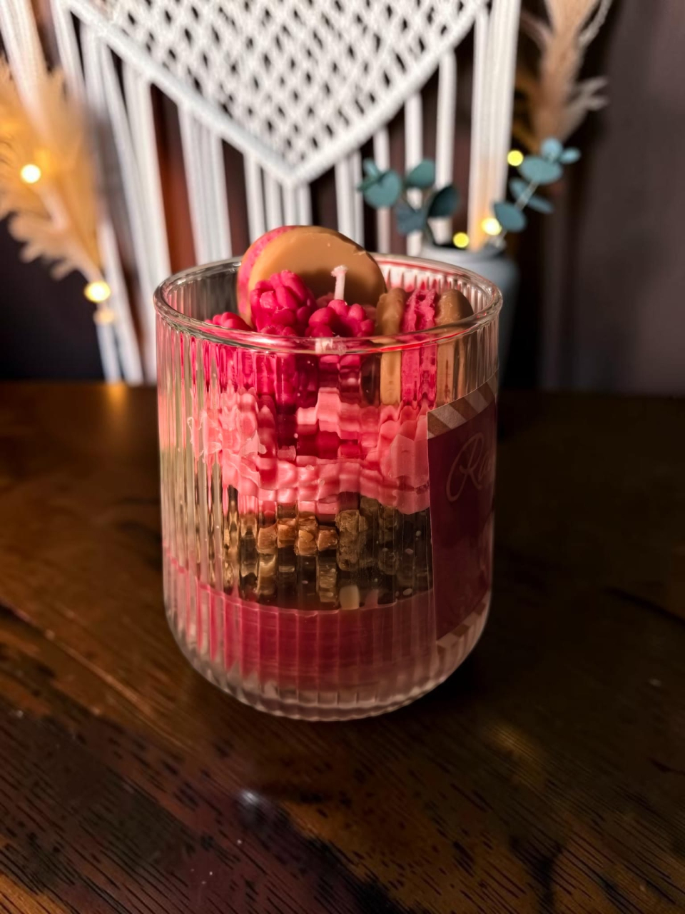 Lumânare artizanală stratificată în pahar de sticlă, design Raspberry Trifle cu ceară roșie și maro, decorată la suprafață cu zmeură și macarons din ceară. [3]